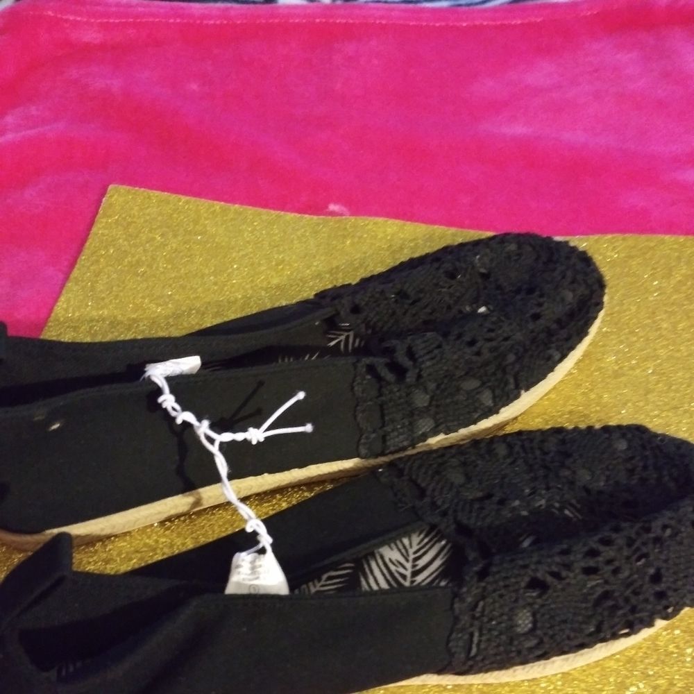 Blk canvas shoes